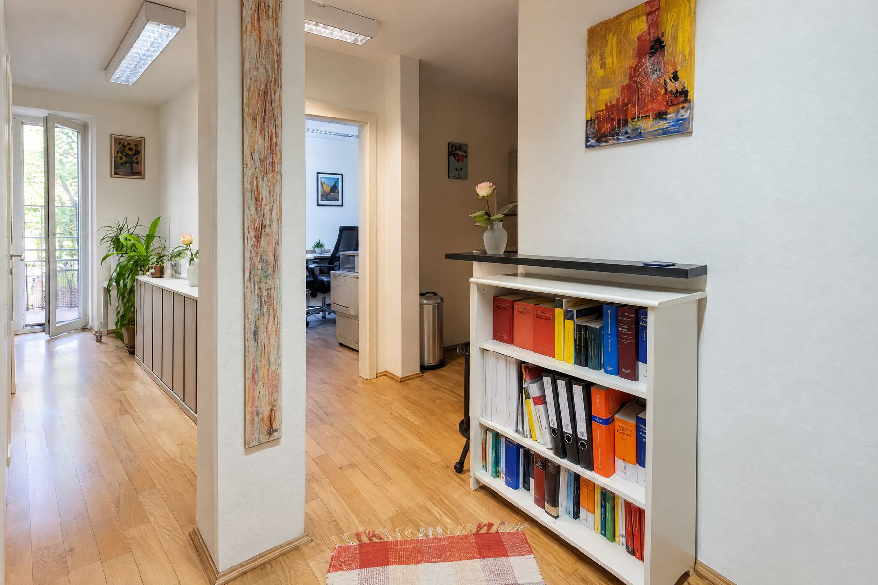 Flur mit Kunstwerken