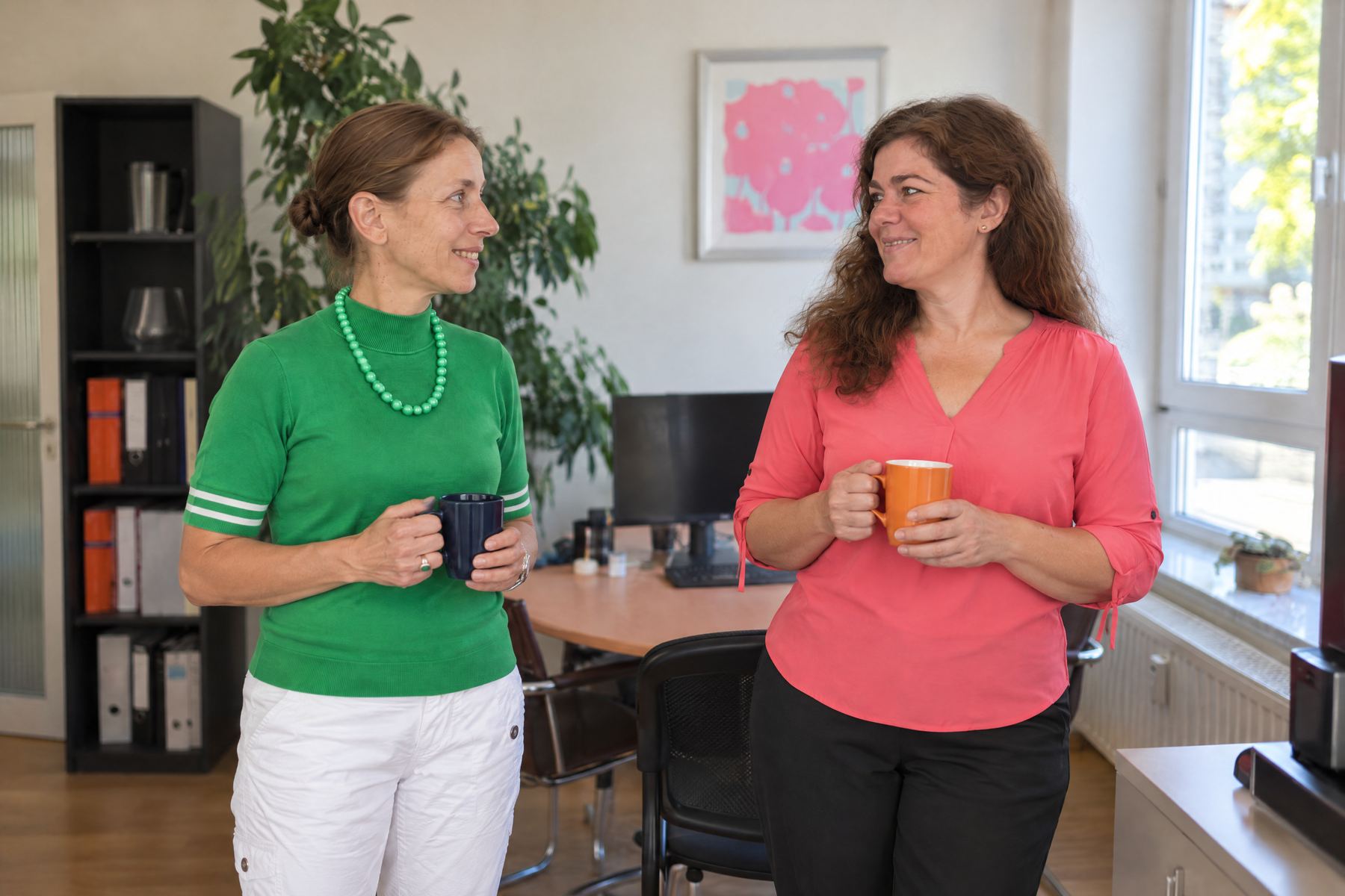 Kurze Pause mit Kaffee im Team