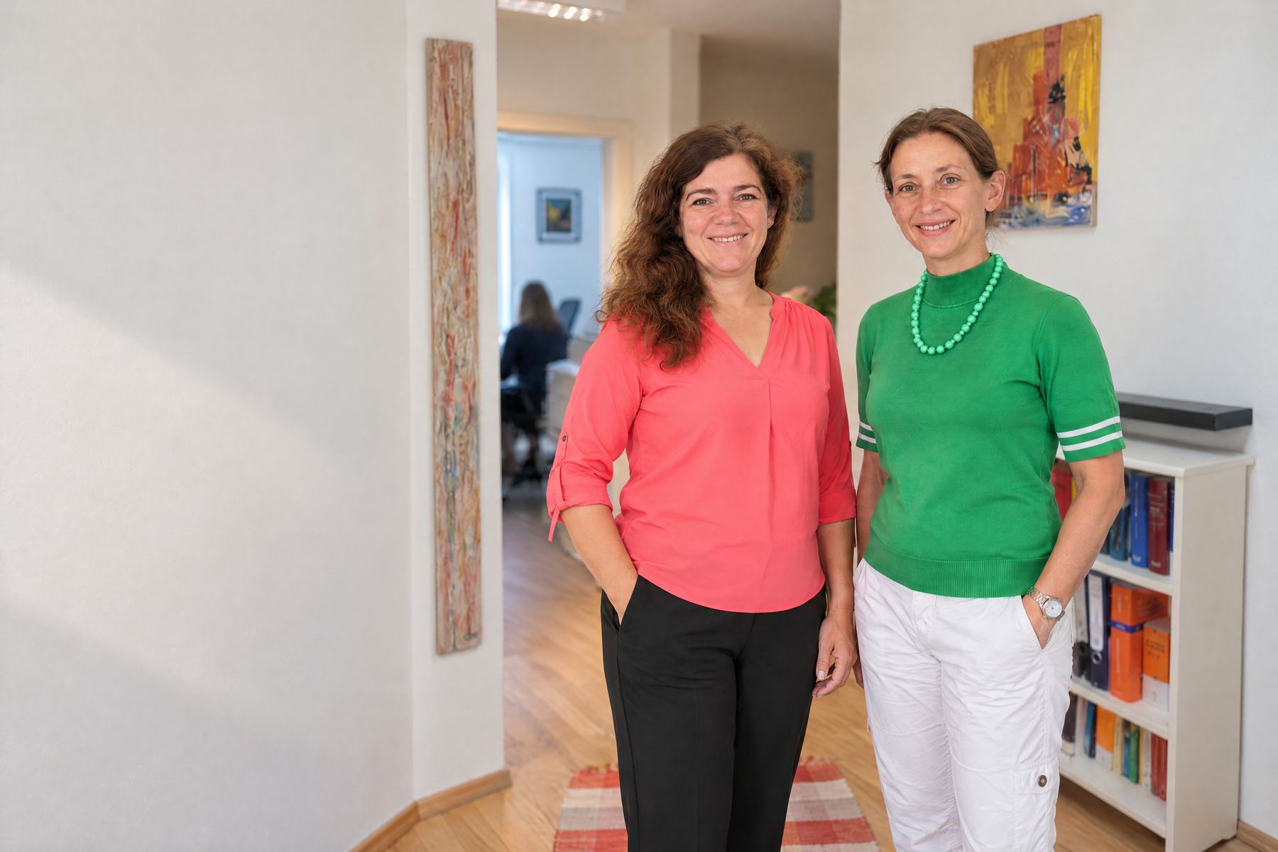 Heike Agneskirchner und Elke im Flur der Kanzlei